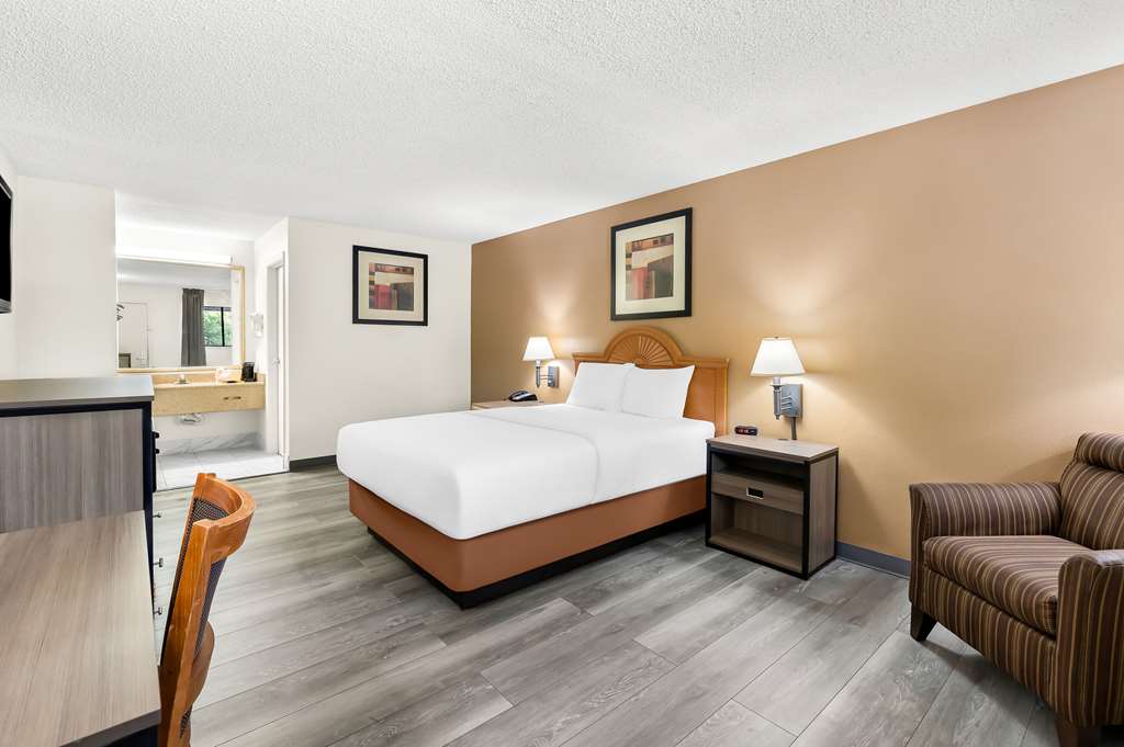 Quality Inn Middleburg Heights near Cleveland Airport - photo 17
