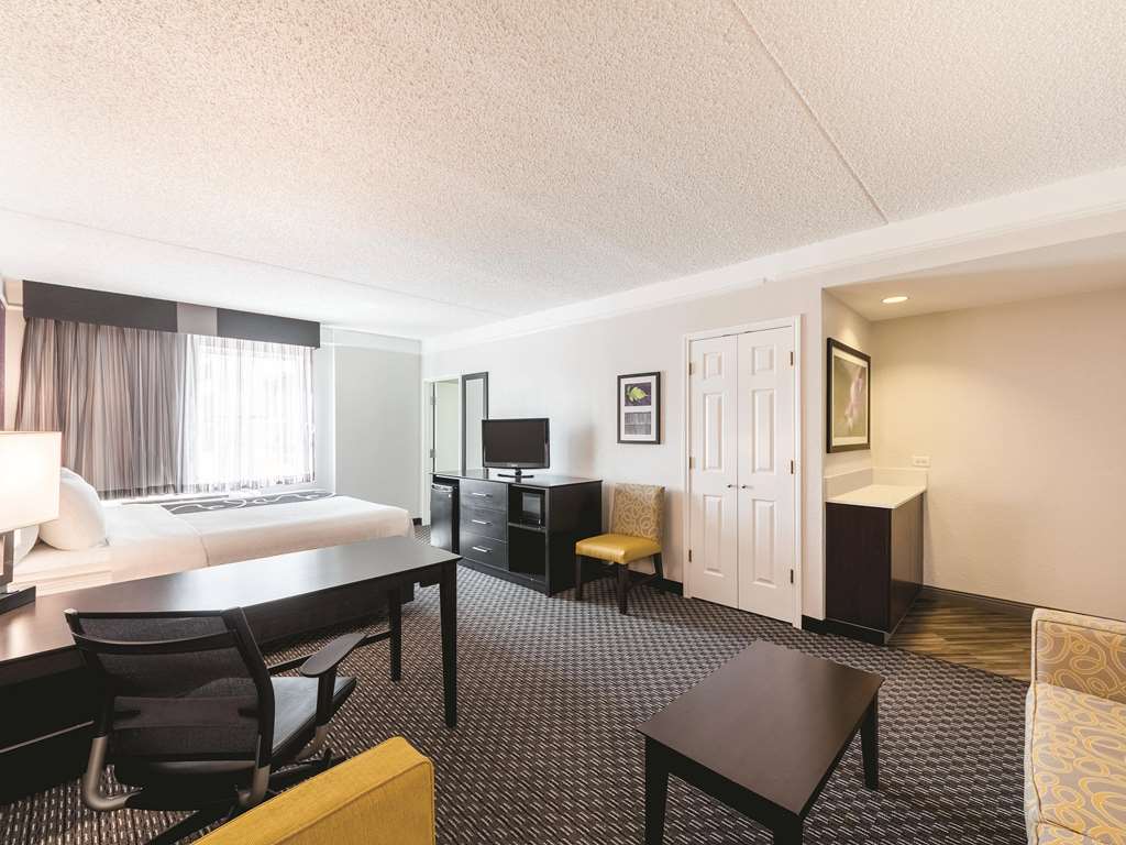 La Quinta Inn & Suites by Wyndham San Antonio Downtown - photo 28