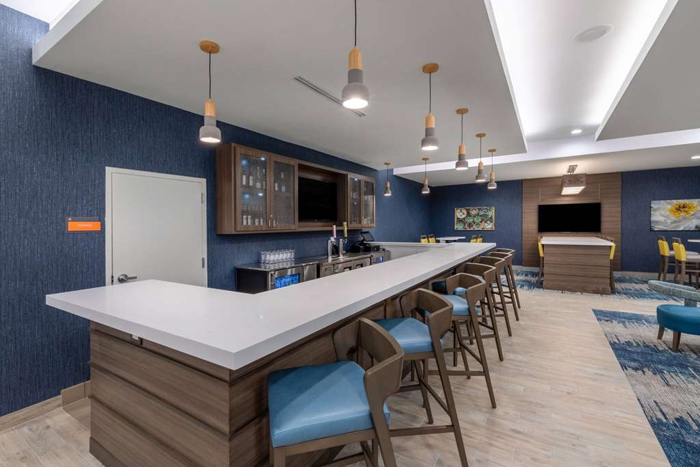 La Quinta Inn & Suites by Wyndham Round Rock near Kalahari - photo 37