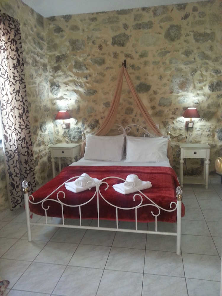 Hariklia Rent Rooms in Zaros, Greece