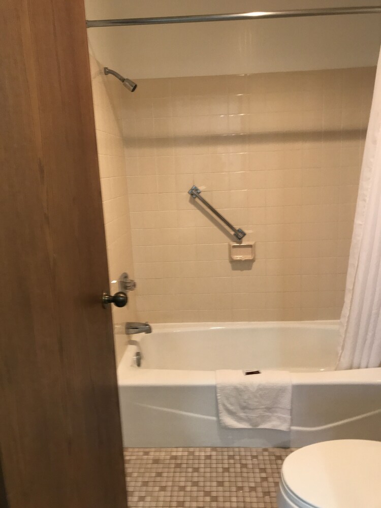 Colonial Inn Dyersville - photo 30