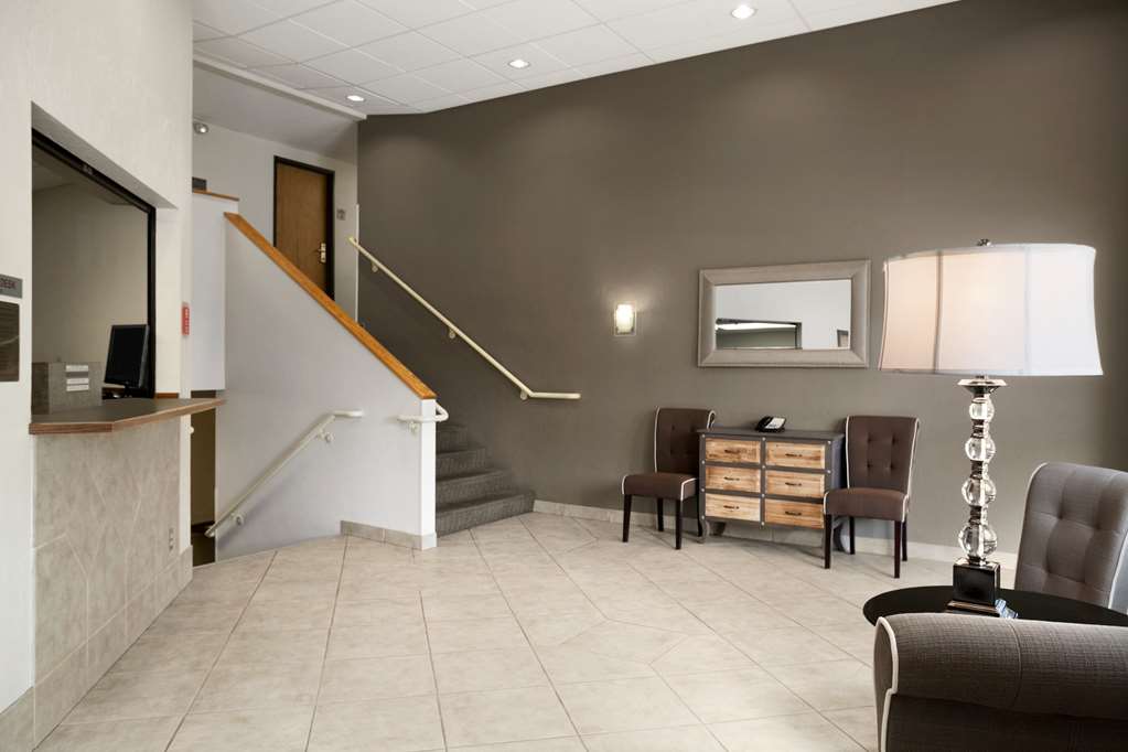 Super 8 by Wyndham Portland Airport - photo 4