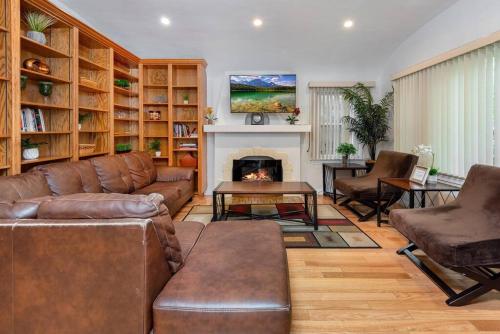 Central LA Bliss: 5 BR Home BBQ Perfect Location — 4-Star Luxury Hotel in Los Angeles, United States