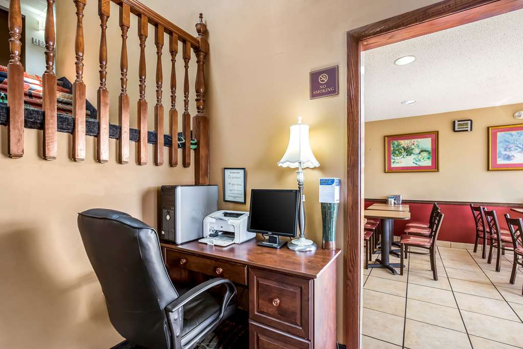 Econo Lodge Inn & Suites Fairview Heights St. Louis - photo 24