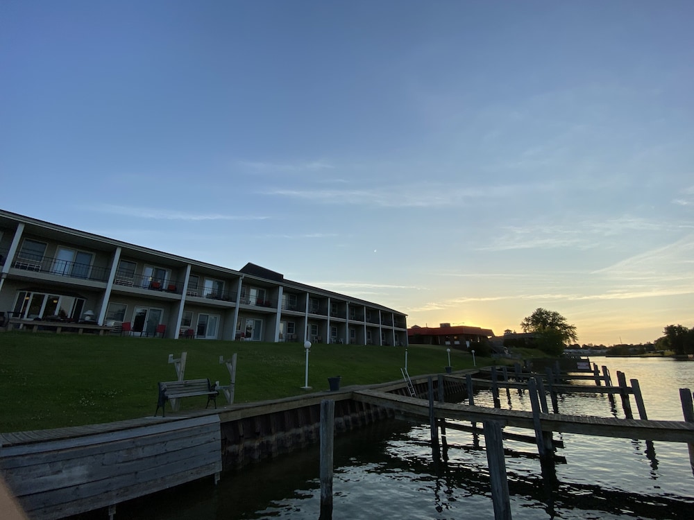 Fleetwood Inn & Suites - photo 35