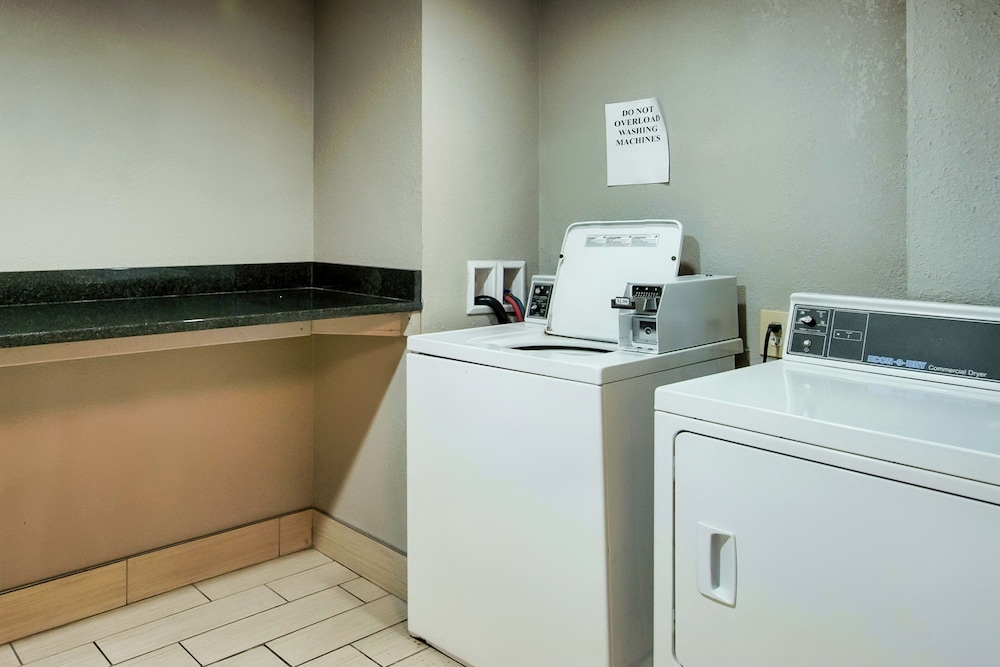 Days Inn & Suites by Wyndham Johnson City - photo 14