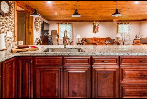 The Nook Lodge cabin with hot tub at Shawnee and Camelback Mtn — 4-Star Luxury Hotel in East Stroudsburg, United States