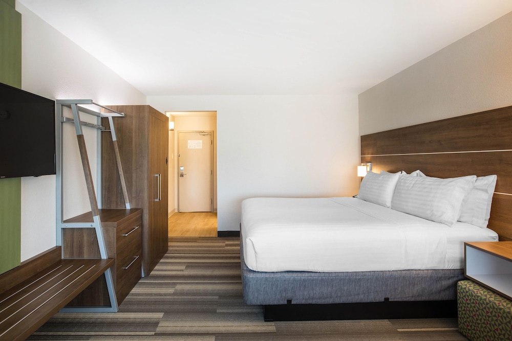 Holiday Inn Express & Suites Ludington by IHG - photo 6