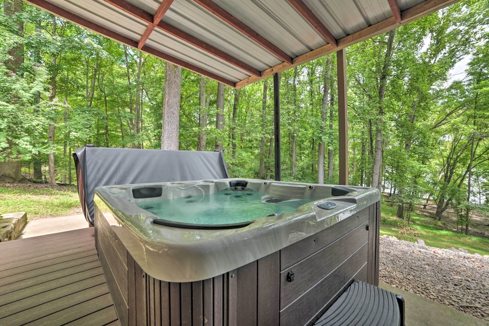 Pristine Lake Barkley Escape w Deck Porch & Bar in Dover, United States