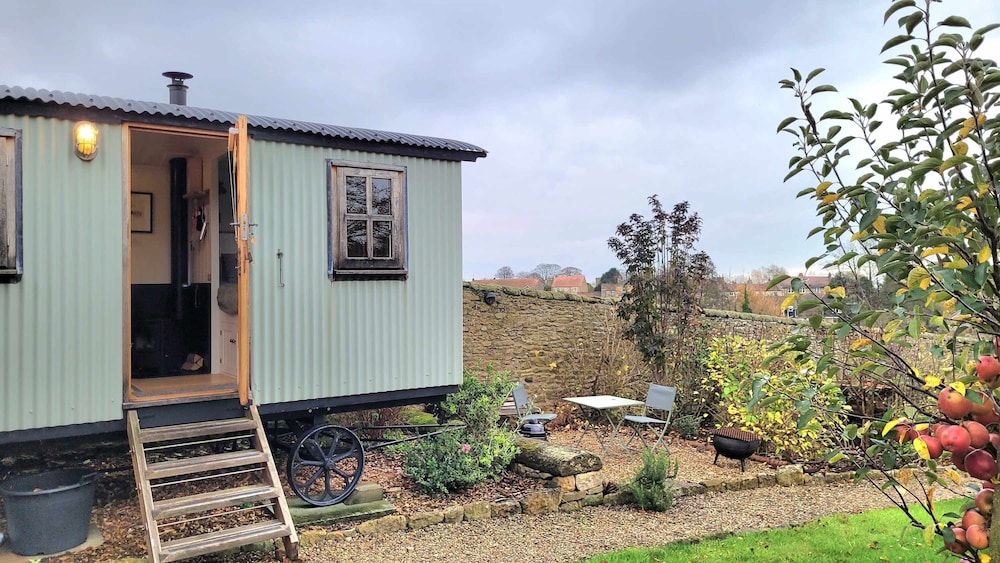 Plank Bridge Shepherds Hut in Orchard Peaceful Escape for Two