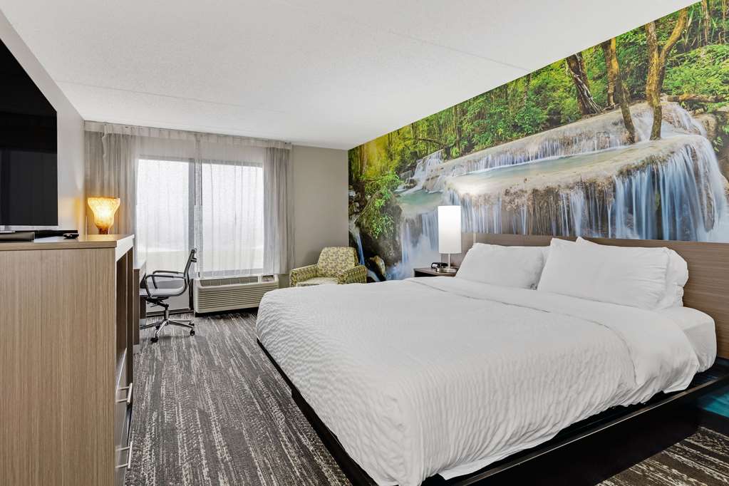 Clarion Pointe Near Erie Casino - photo 27