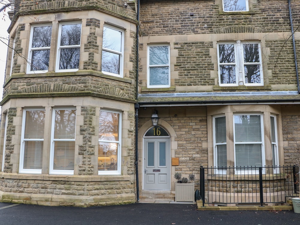 Hunter's Lodge — 4-Star Luxury Hotel in Buxton, United Kingdom