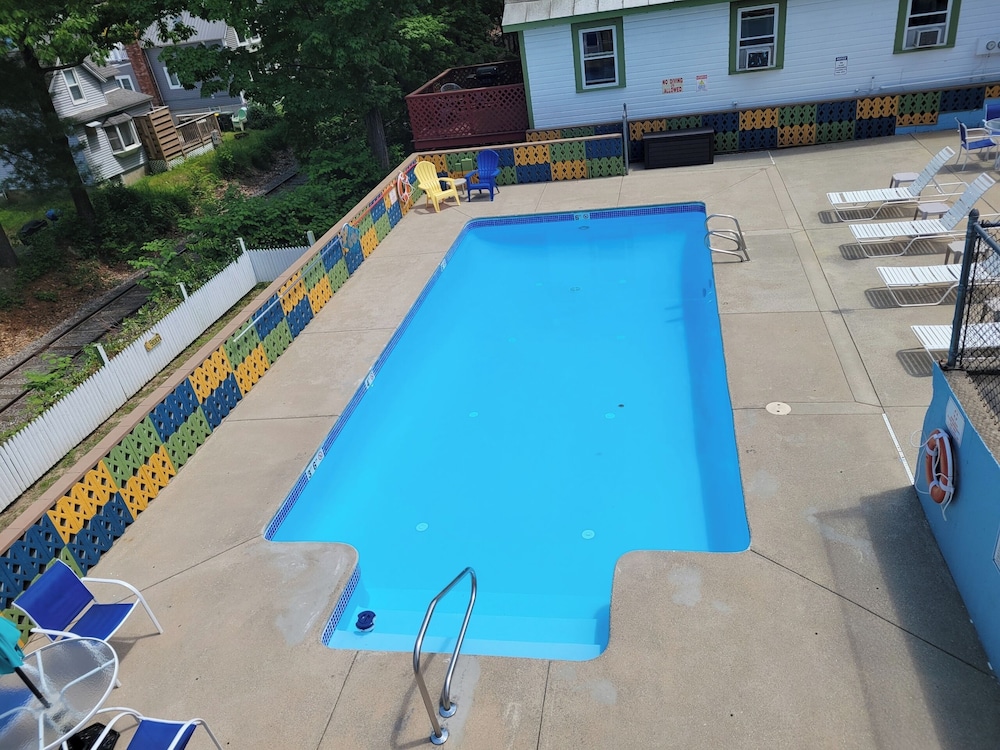Weirs Beach Motel and Cottages - photo 50