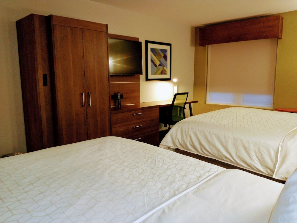 Holiday Inn Express Hotel & Suites Madison by IHG - photo 4