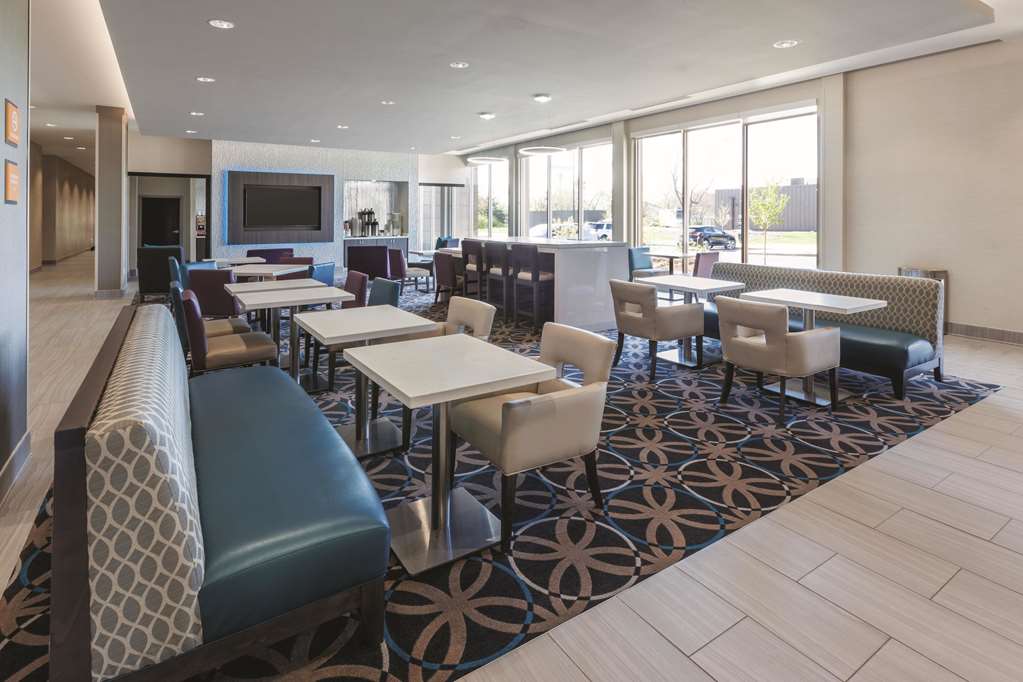 La Quinta Inn & Suites by Wyndham Terre Haute - photo 31