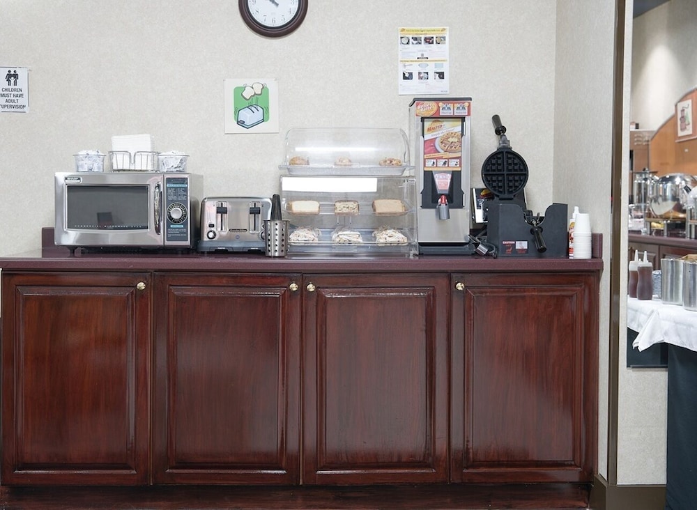 Evergreen Inn and Suites - photo 32