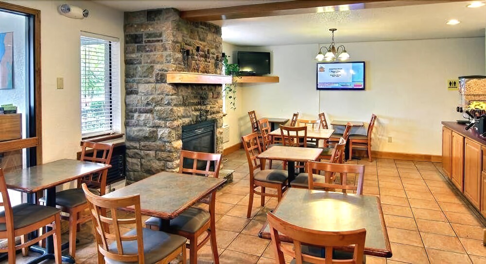 Days Inn & Suites by Wyndham Traverse City - photo 27