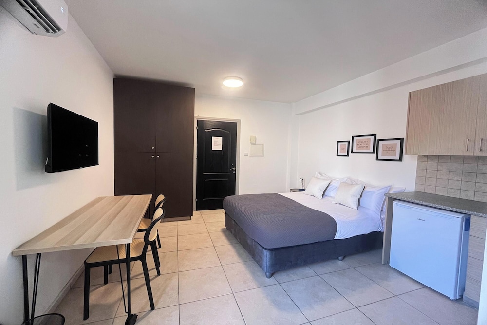 Phaedrus Living: Hoopoe Residencies 103