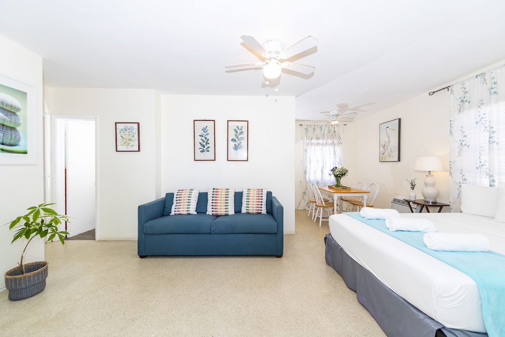 Tropic Isle Hotel and Apartment - photo 11