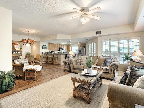 Spacious condo with balcony overlooking the natural preserve OW10 307 — 4-Star Luxury Hotel in New Smyrna Beach, United States