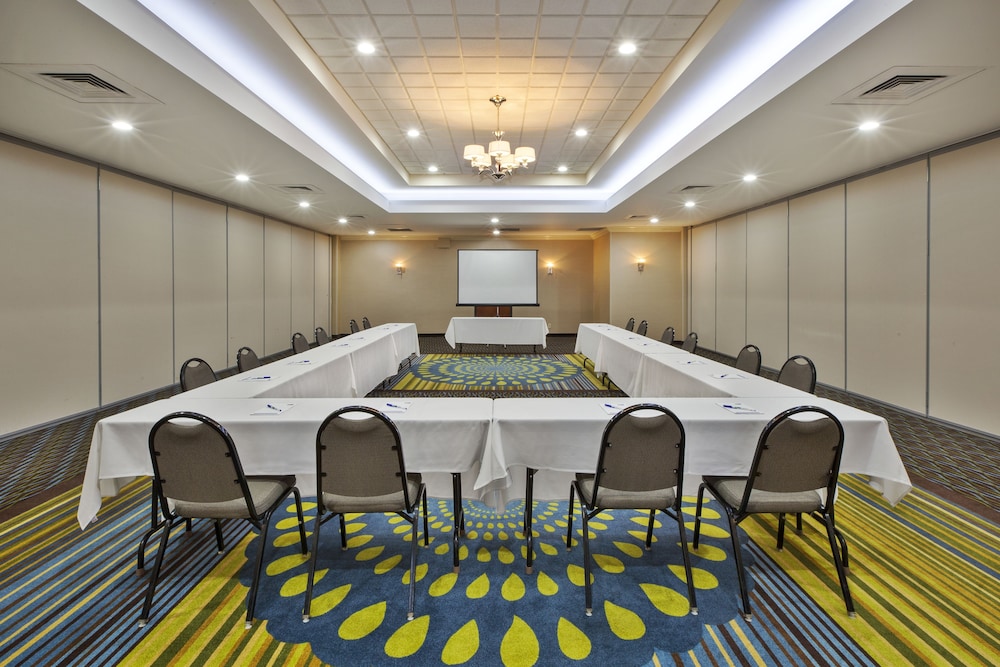 Holiday Inn Express Hotel & Suites Belleville by IHG - photo 60