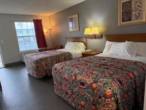 Key West Inn Chatsworth - photo 2