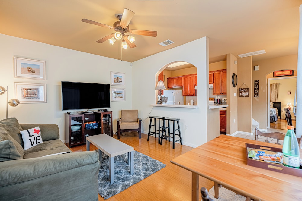 Quiet 2 Story Walkable to East Side Eateries — 4-Star Luxury Hotel in Austin, United States