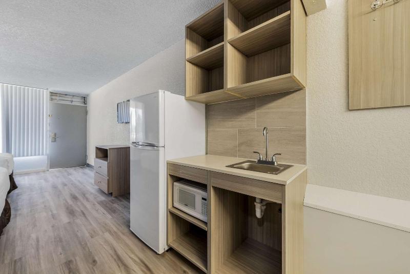 Suburban Studios Pueblo North - photo 12