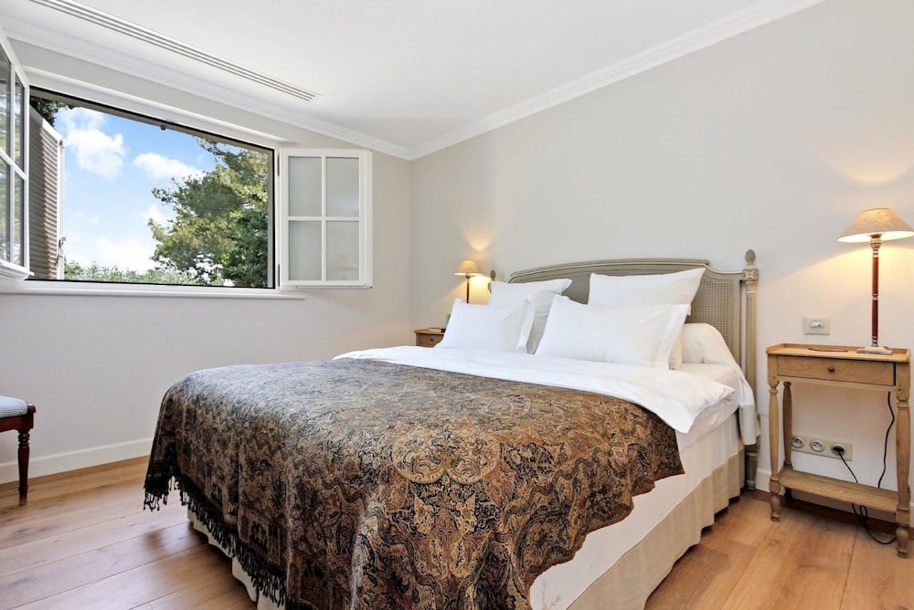 Provencal in a Height Overlooking Greenery — 4-Star Luxury Hotel in Agropoli, Italy