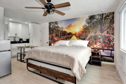 Modern King Suite #10 Steps to Daytona Beach — 4-Star Luxury Hotel in Daytona Beach, United States