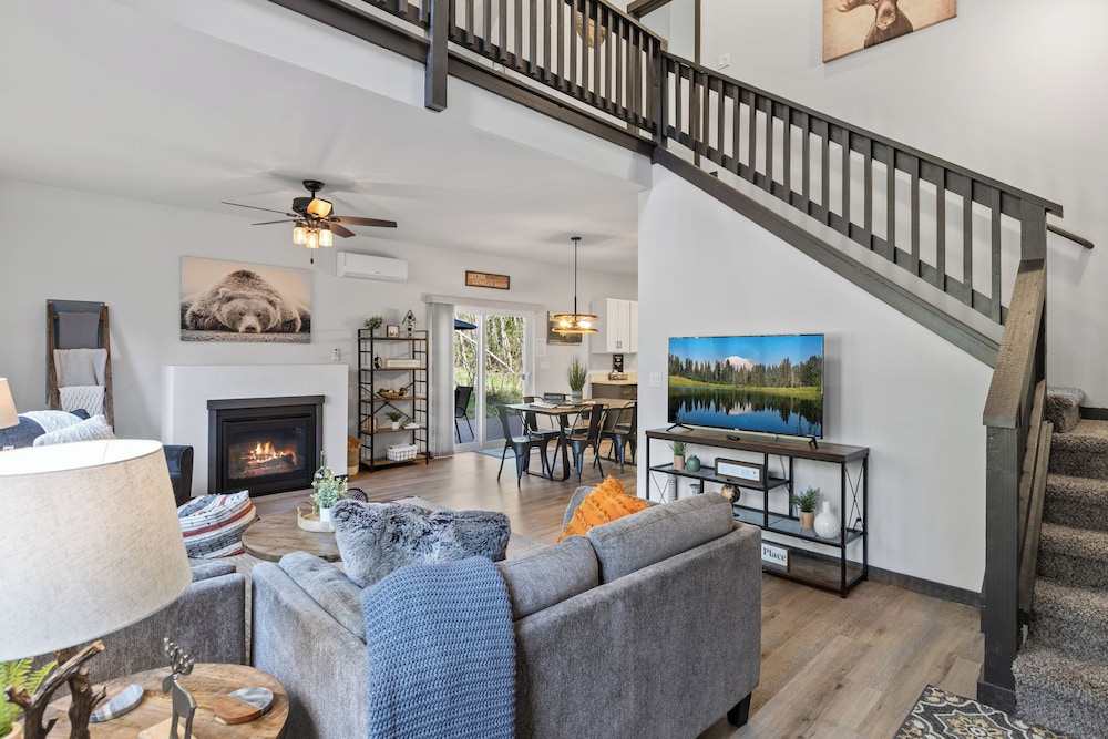 Hikers Haven w Hot Tub Near Mt Rainier in Ashford, United States