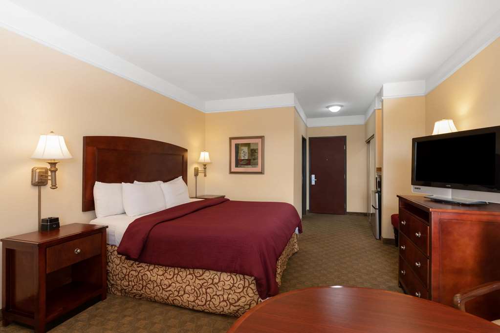 La Quinta Inn & Suites by Wyndham Dodge City - photo 11