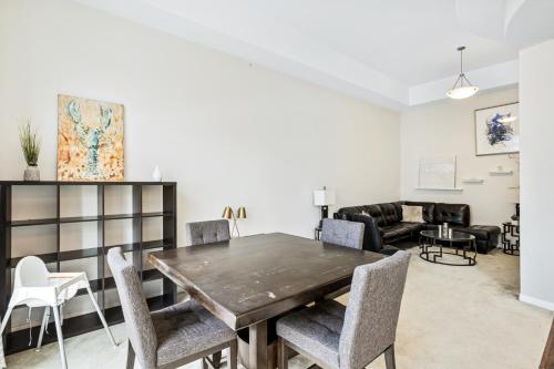Ultimate LA Vacation 2BR w Pool Above Shops — Monterey Park — photo 3