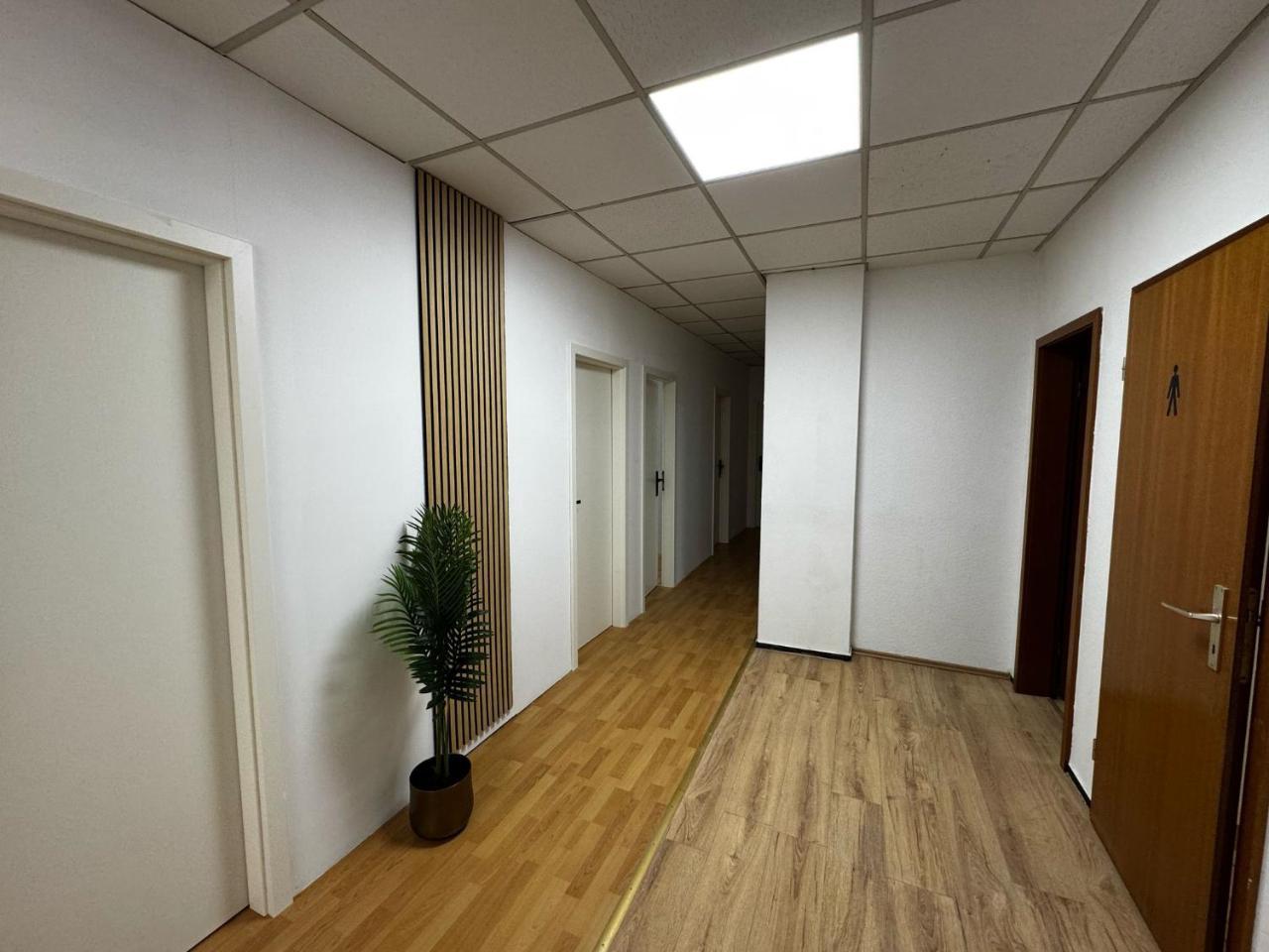 Dreieich Wohnung 10 Personen 6 Einzelzimmer Parkplatz Lkw — hotel in Dreieich