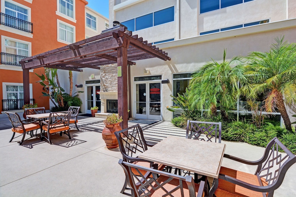 Embassy Suites by Hilton Valencia - photo 37