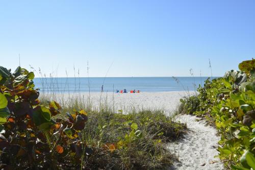 Seaside Beach House 205 — 4-Star Luxury Hotel in Holmes Beach, United States