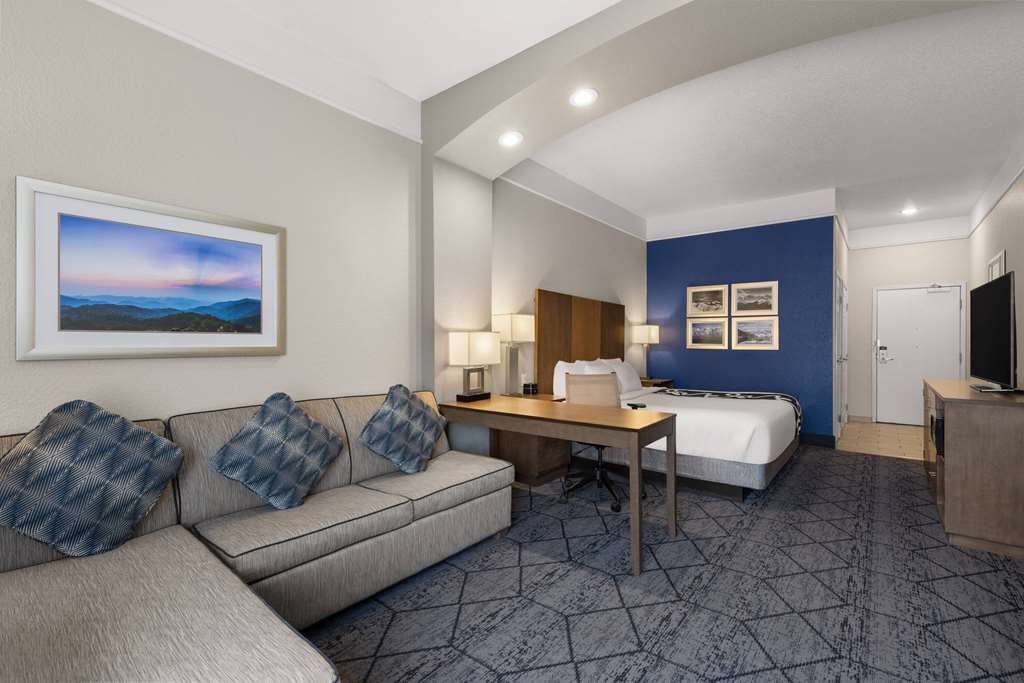 La Quinta Inn and Suites by Wyndham at WaTiki Waterpark - photo 42