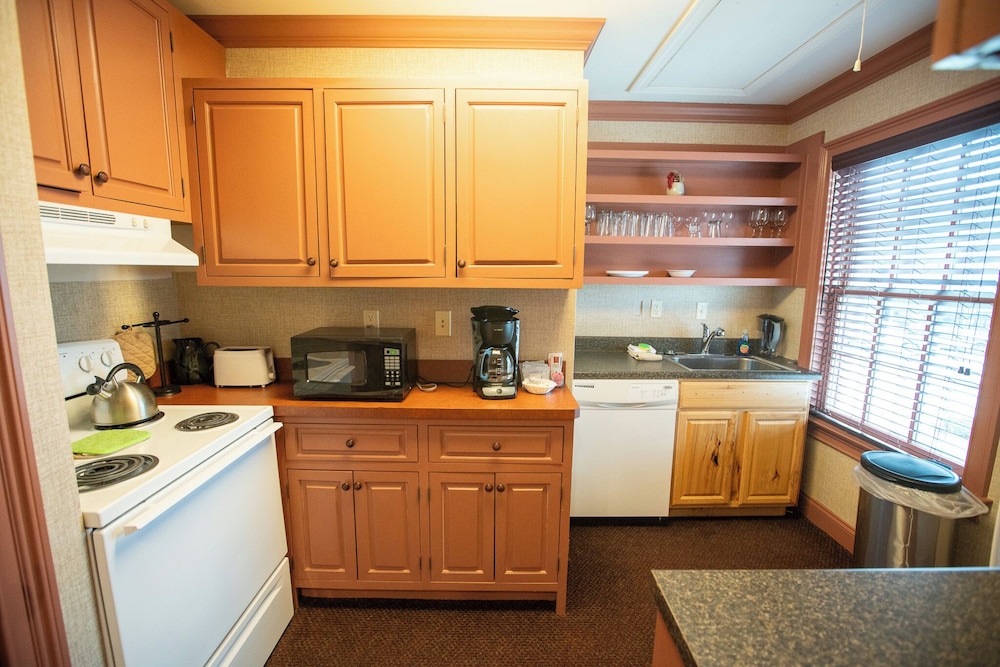 Howard's Creek Inn - photo 31