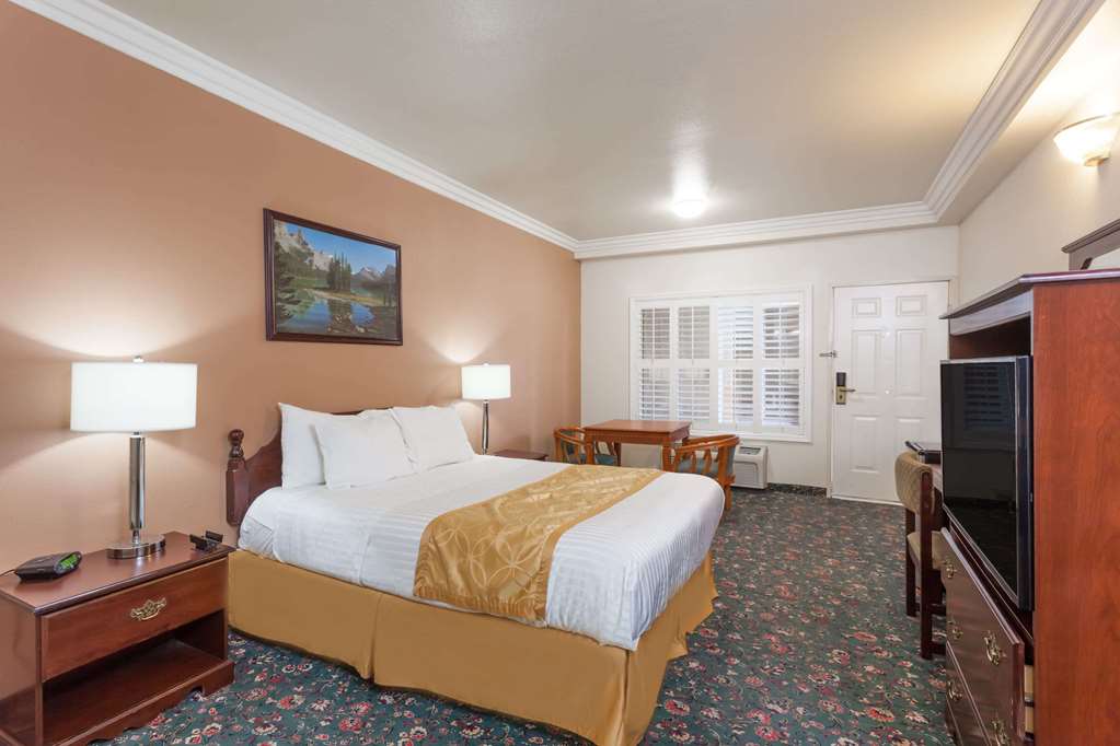 Days Inn & Suites by Wyndham South Gate - photo 11