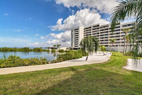 Resort Style Penthouse with Patio in Hudson - photo 3