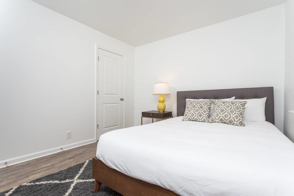 8 BRs Comprised of 4 2BR Suites by Domio - photo 5