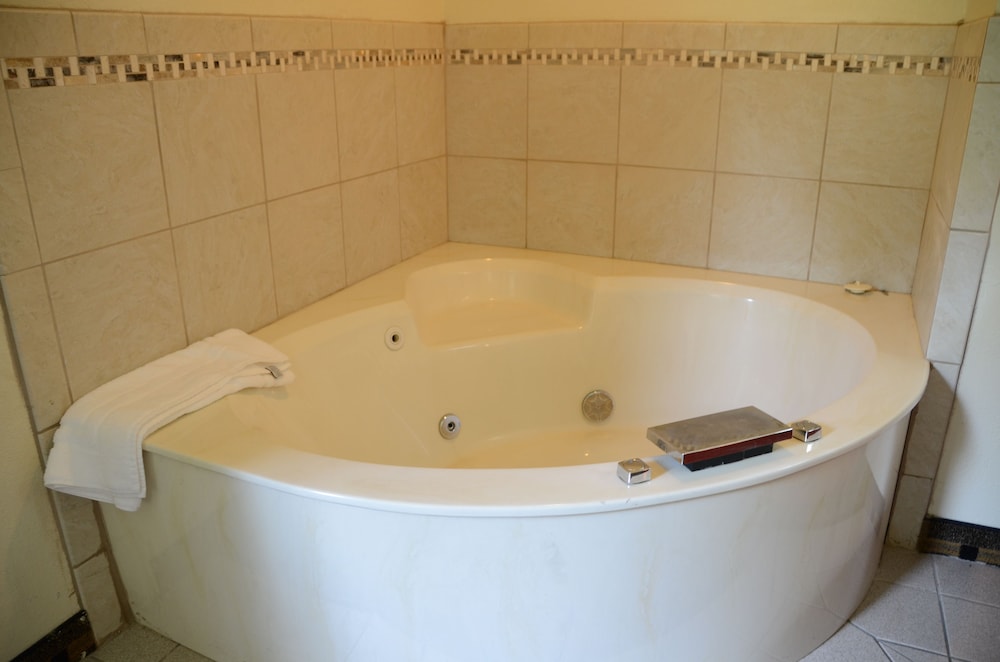 AmericInn by Wyndham West Burlington - photo 35