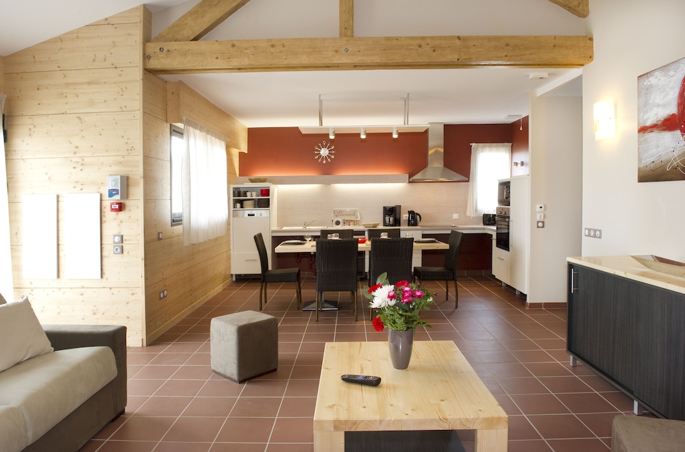 Village de gîtes les hauts du Gevaudan pet-friendly hotel Montrodat