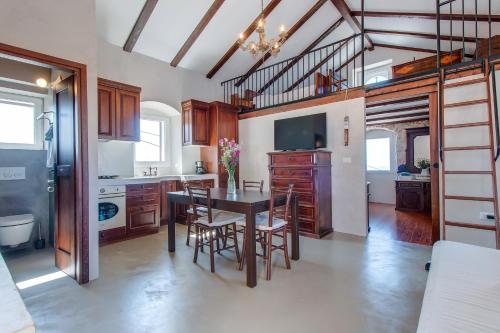 Hilltop Apartment Vidovici — 4-Star Luxury Hotel in Cres, Croatia
