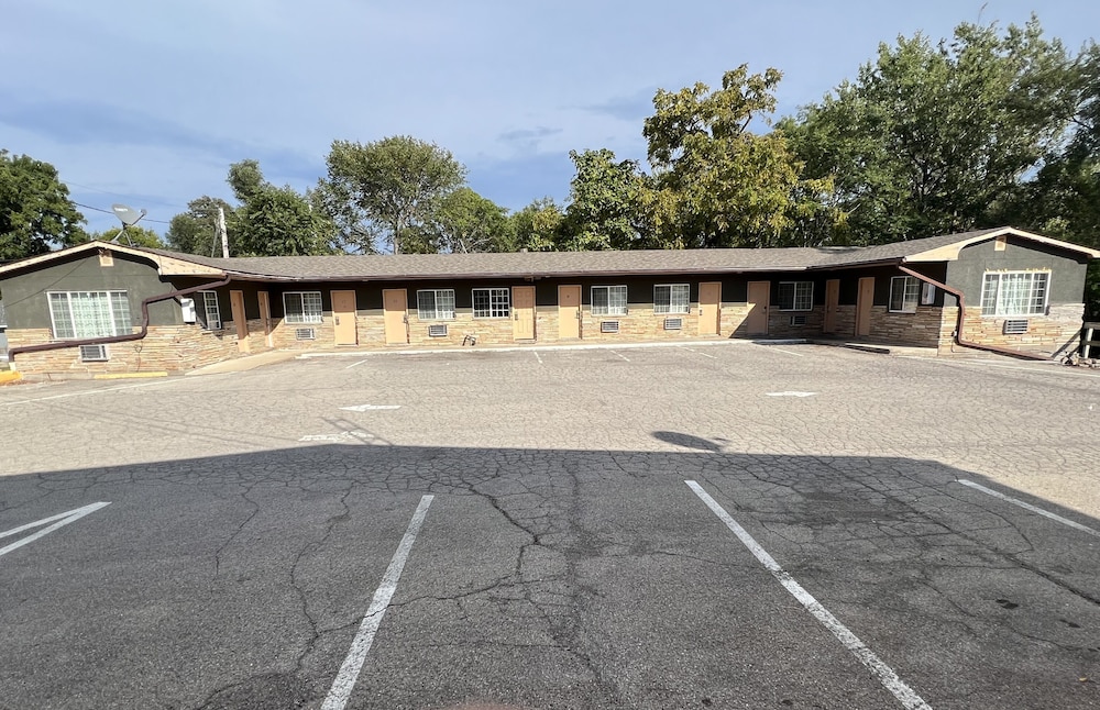 Westbridge Inn & Suites - photo 14