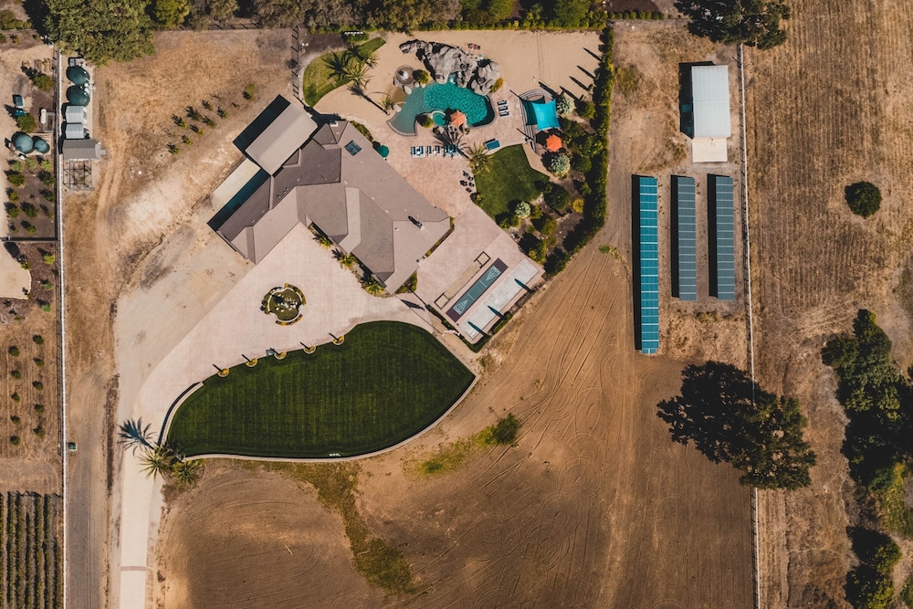Mermaid by Avantstay Private Estate w Pool Volleyball & Arcade - photo 31