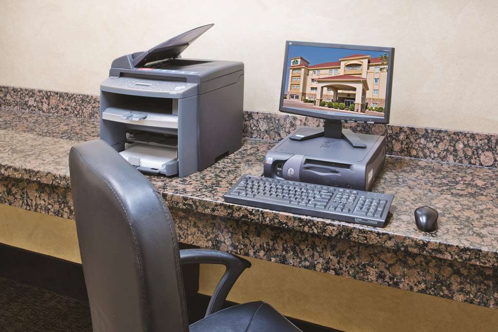 La Quinta Inn and Suites by Wyndham Schertz San Antonio Selma - photo 22