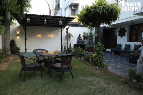 StayVista at House of Palm with Bonfire & Pool — 4-Star Luxury Hotel in Jaipur, India