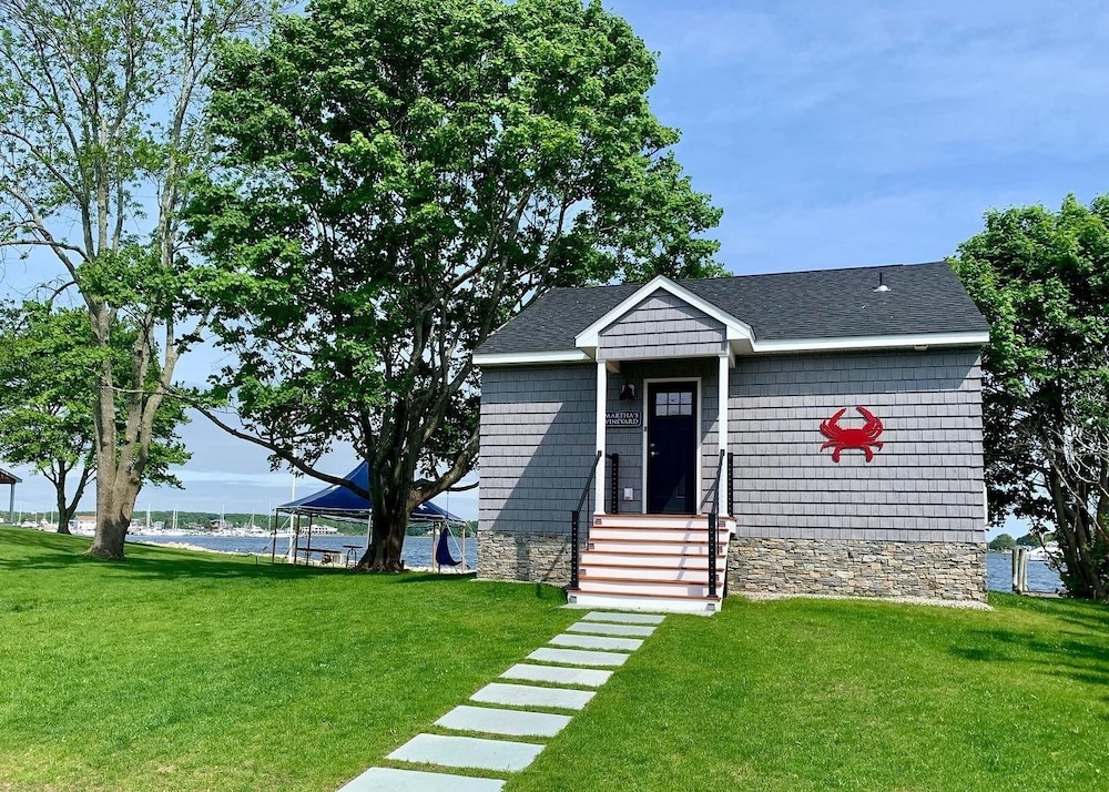 Harbor View Landing - carbon neutral hotel in Mystic