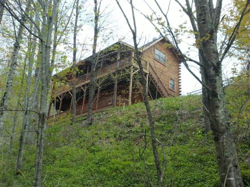 Glens of Antrim Mountain Cabin — 4-Star Luxury Hotel in Waynesville, United States